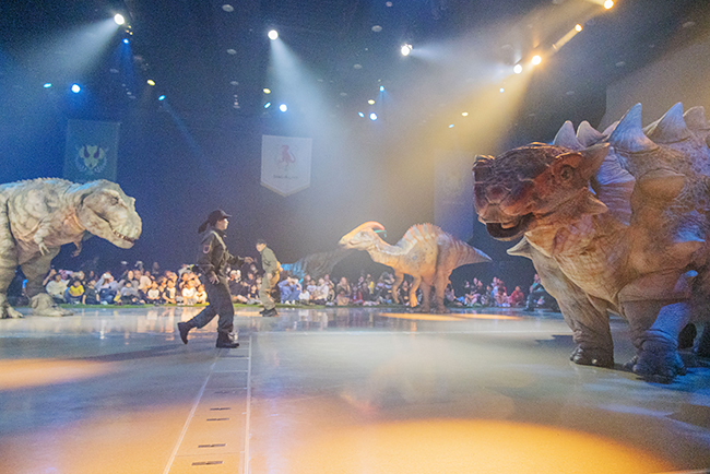 「ディノサファリ 2026（DINO SAFARI 2026）」公開ゲネプロで恐竜たちがカオス状態