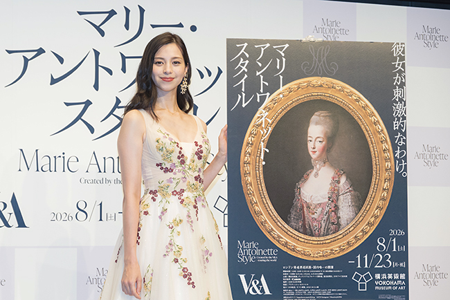 展覧会「マリー・アントワネット・スタイル」の発表会に登場した展覧会アンバサダーの中条あやみさん