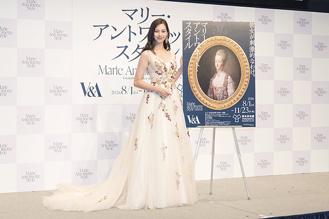 展覧会「マリー・アントワネット・スタイル」の発表会に登場した展覧会アンバサダーの中条あやみさん