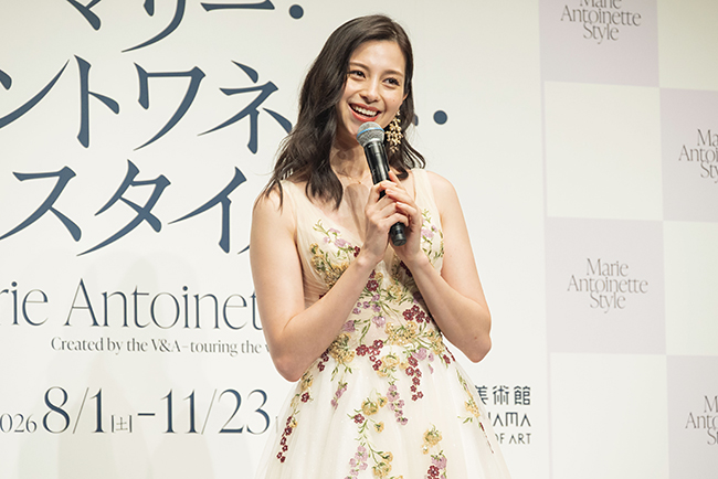 展覧会「マリー・アントワネット・スタイル」の発表会に登場した展覧会アンバサダーの中条あやみさん