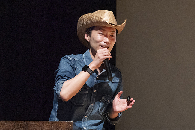 体験型リアル恐竜ショー「恐竜パーク」開幕直前PRイベントでMCを務めた恐竜研究家の恐竜くん