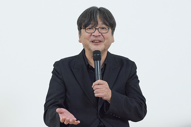 アニメーション映画監督・細田守の過去最大規模の展覧会「細田守の原点/展」に登壇した細田守監督