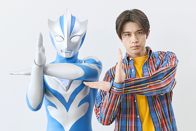 2026年7月4日（土）放送開始となるウルトラマンシリーズ60周年記念作品『ウルトラマンテオ』で主演を務める岩崎碧さんとウルトラマンテオが揃って「テオシウム光線」のポーズ