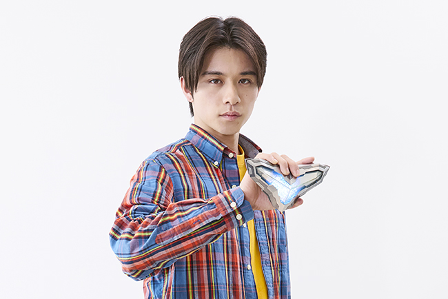 2026年7月4日（土）放送開始となるウルトラマンシリーズ60周年記念作品『ウルトラマンテオ』で主演を務める岩崎碧さんが変身アイテム「テオクリスター」を握りしめる