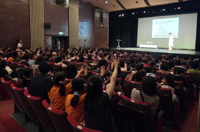 夏休み子ども化学実験ショーのステージイベント「なぜナニ化学クイズショー」の様子