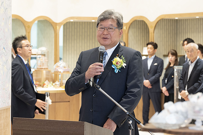 アトリエうかい Cafe ＆ Factory HACHIOJI（アトリエうかい カフェ＆ファクトリー 八王子）オープニングセレモニーに登場した八王子が地元の衆議院議員 萩生田光一氏